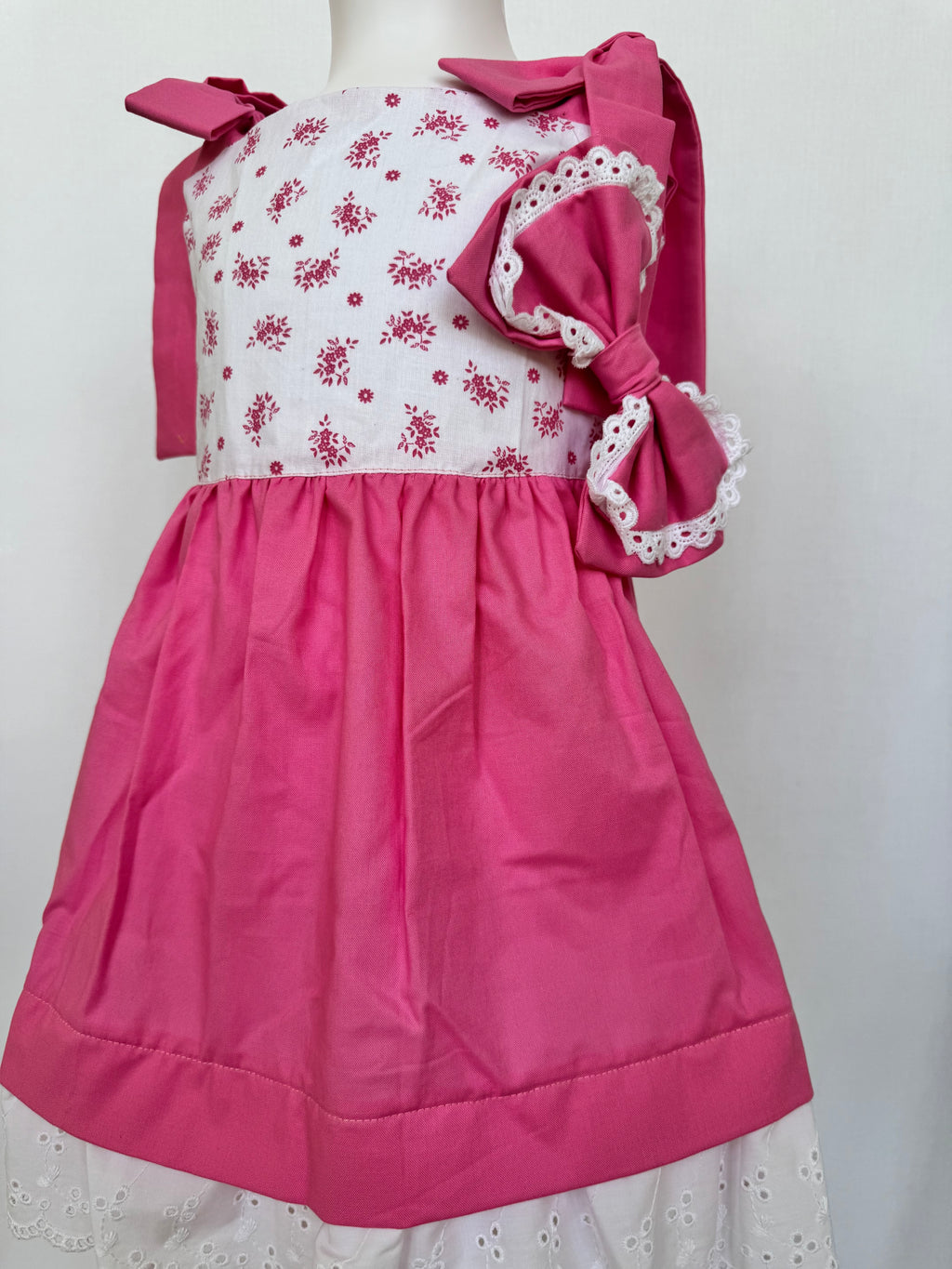 Kids dress, flowers 💐 ruffle bottom. Size: 4-6 years old. Available on pink and beige color.
