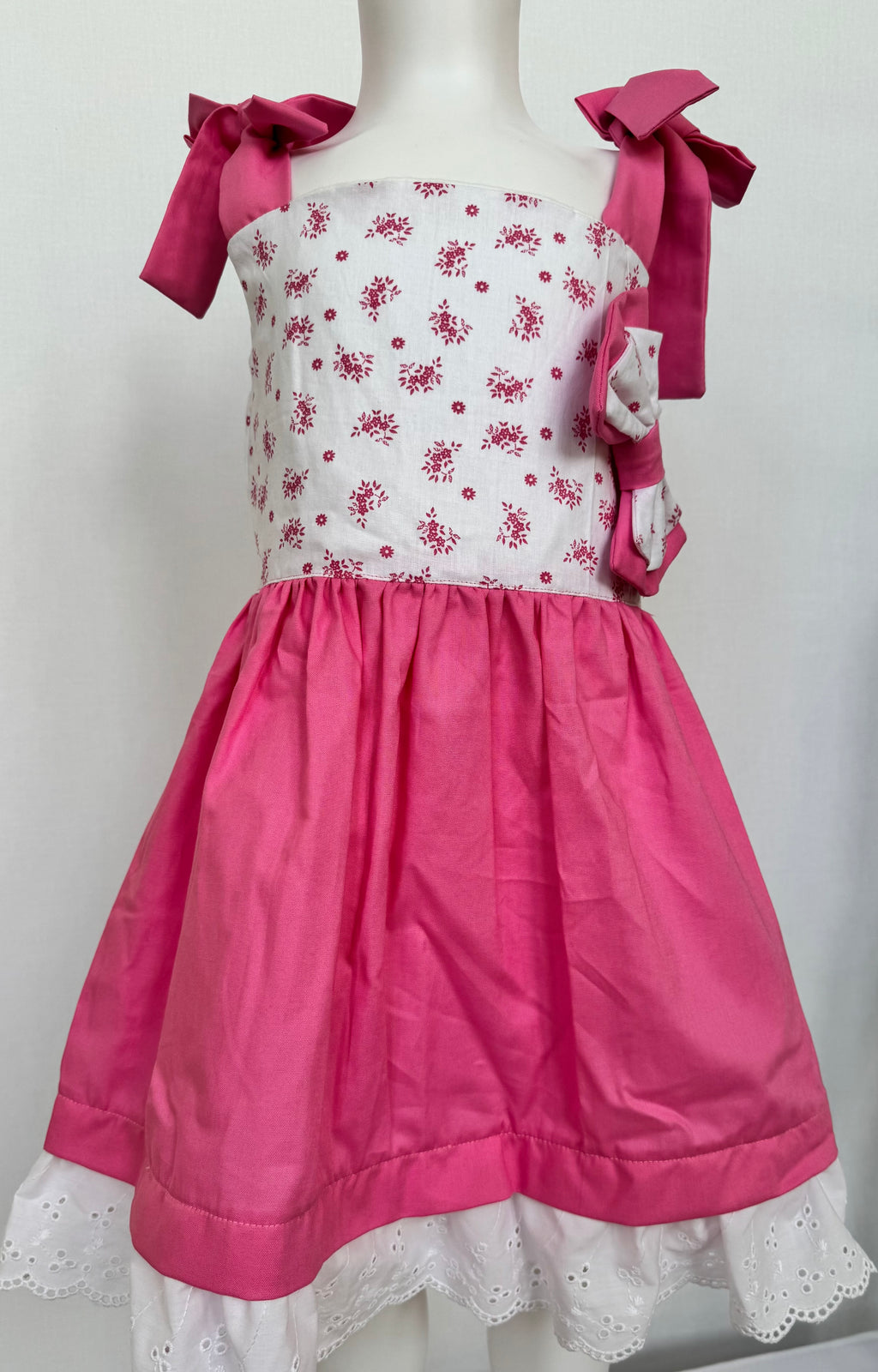 Kids dress, flowers 💐 ruffle bottom. Size: 4-6 years old. Available on pink and beige color.