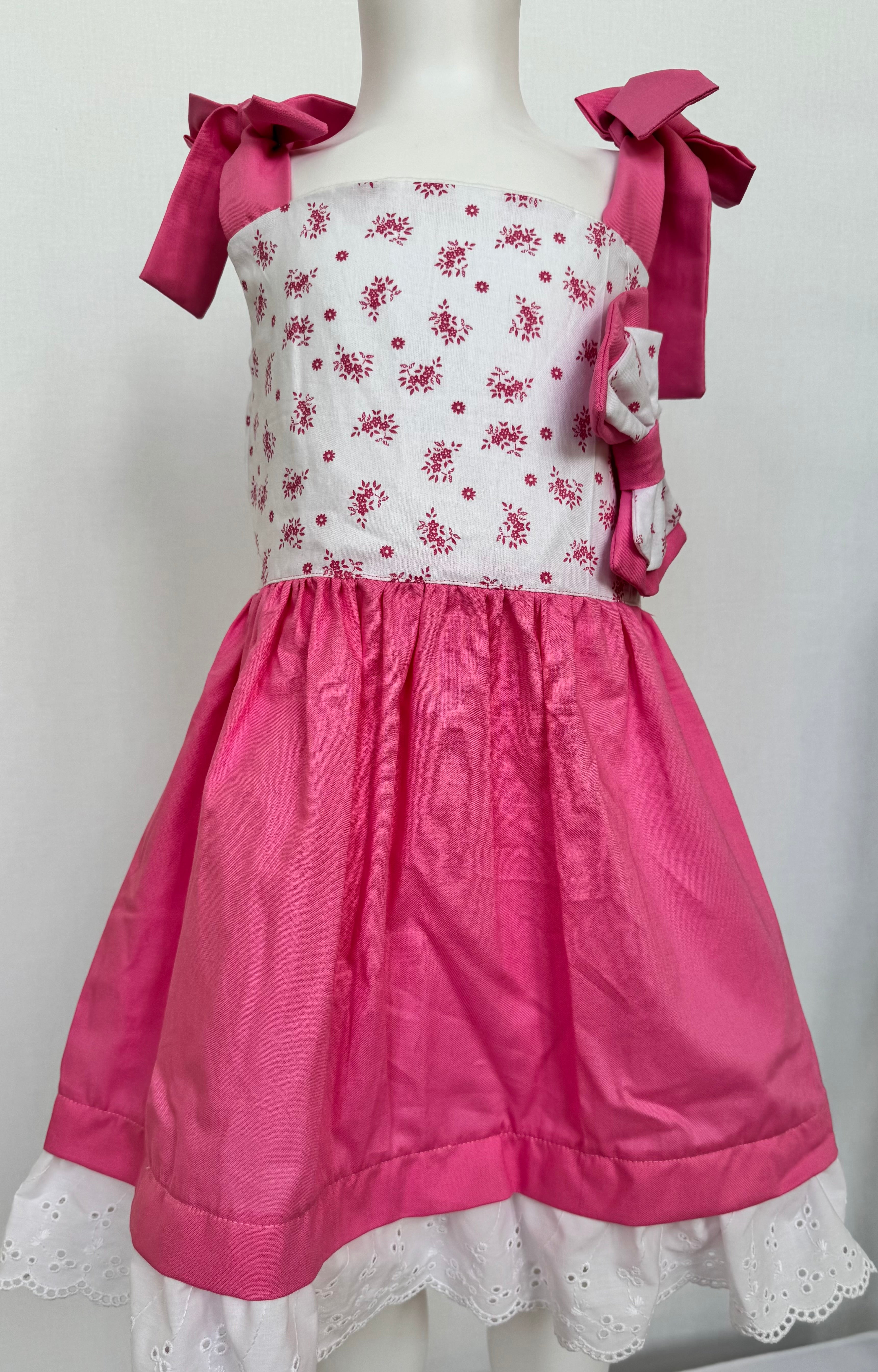 Kids dress, flowers 💐 ruffle bottom. Size: 4-6 years old. Available on pink and beige color.