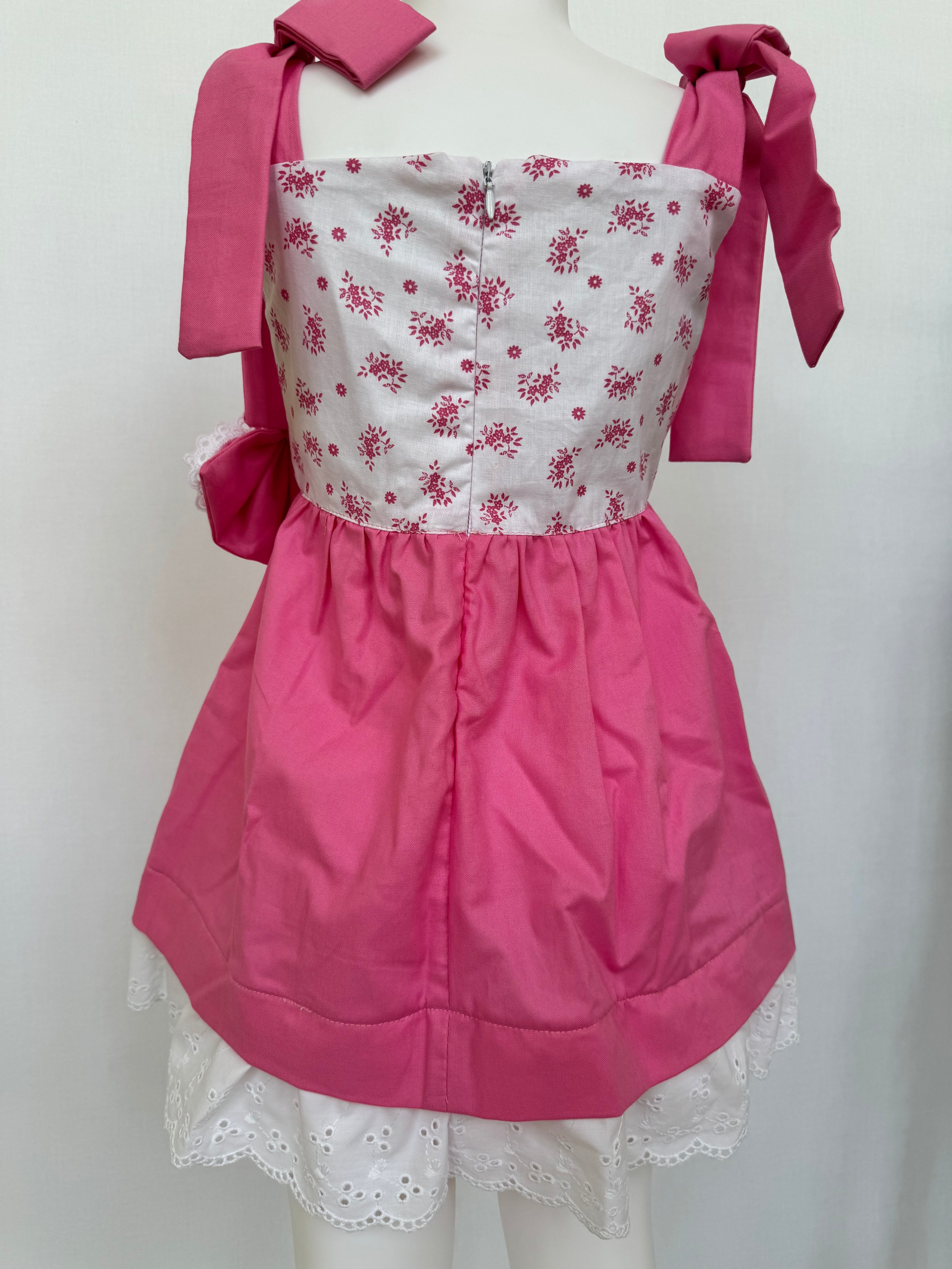 Kids dress, flowers 💐 ruffle bottom. Size: 4-6 years old. Available on pink and beige color.