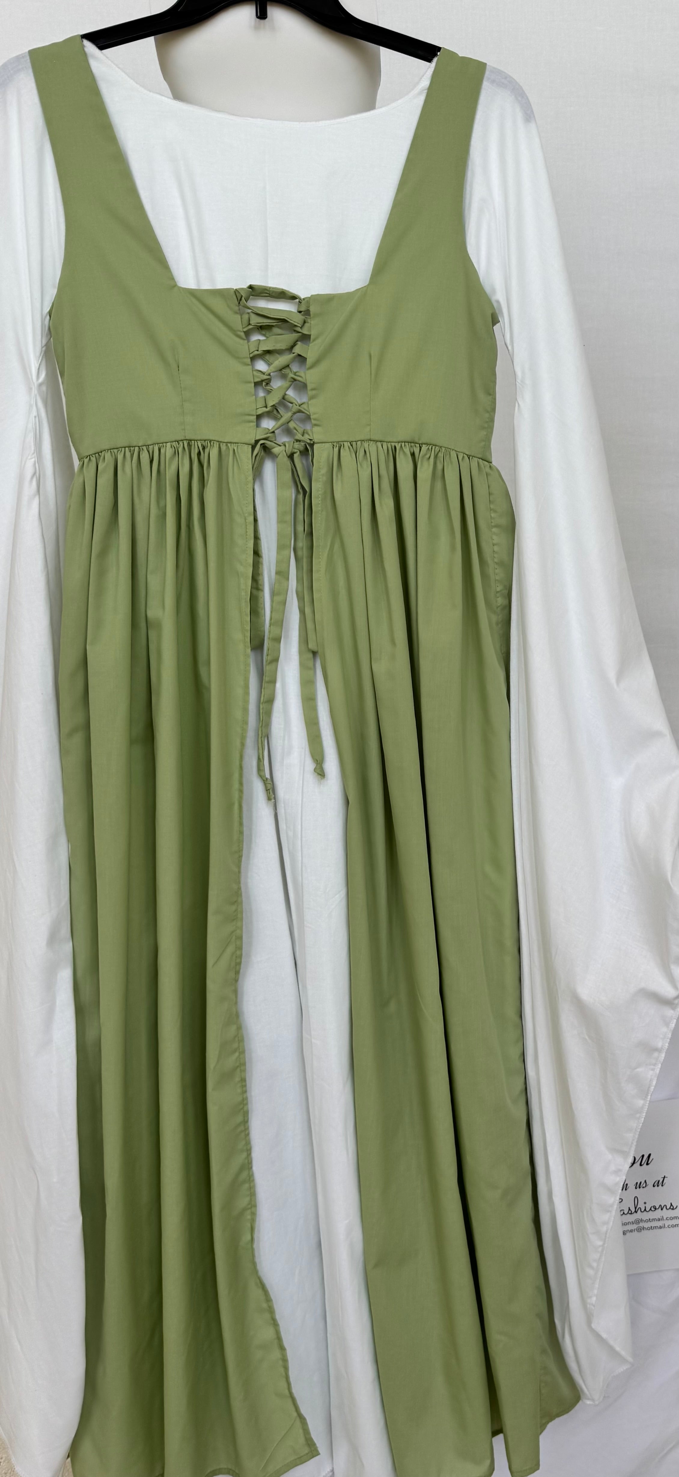Renaissance maxi dress. 👗 woman’s medium size dress. Green + white color dress. Elegant and comfortable.