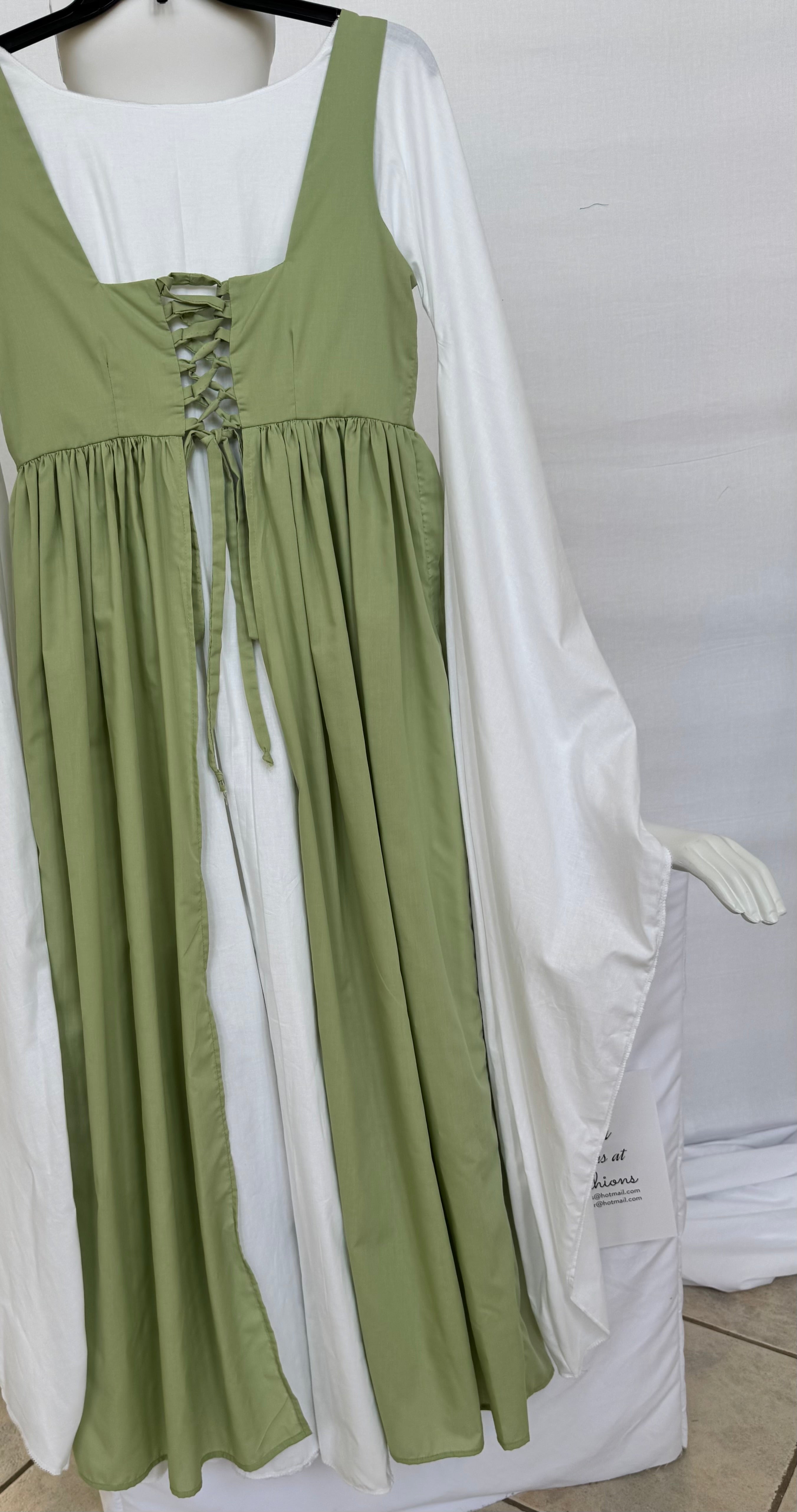Renaissance maxi dress. 👗 woman’s medium size dress. Green + white color dress. Elegant and comfortable.