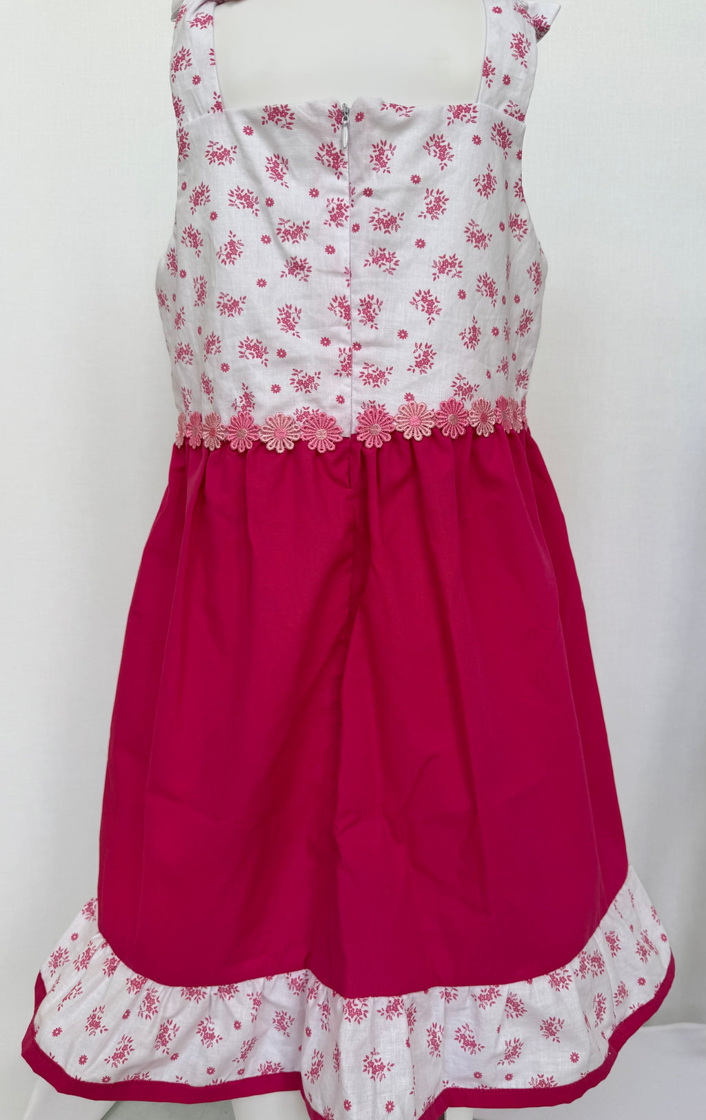 Kids dress. Pink dress.