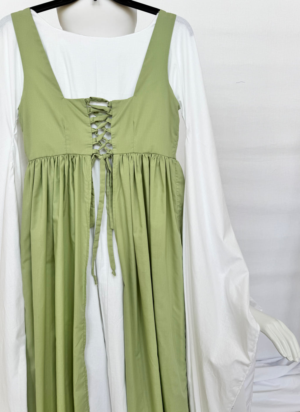Renaissance maxi dress. 👗 woman’s medium size dress. Green + white color dress. Elegant and comfortable.