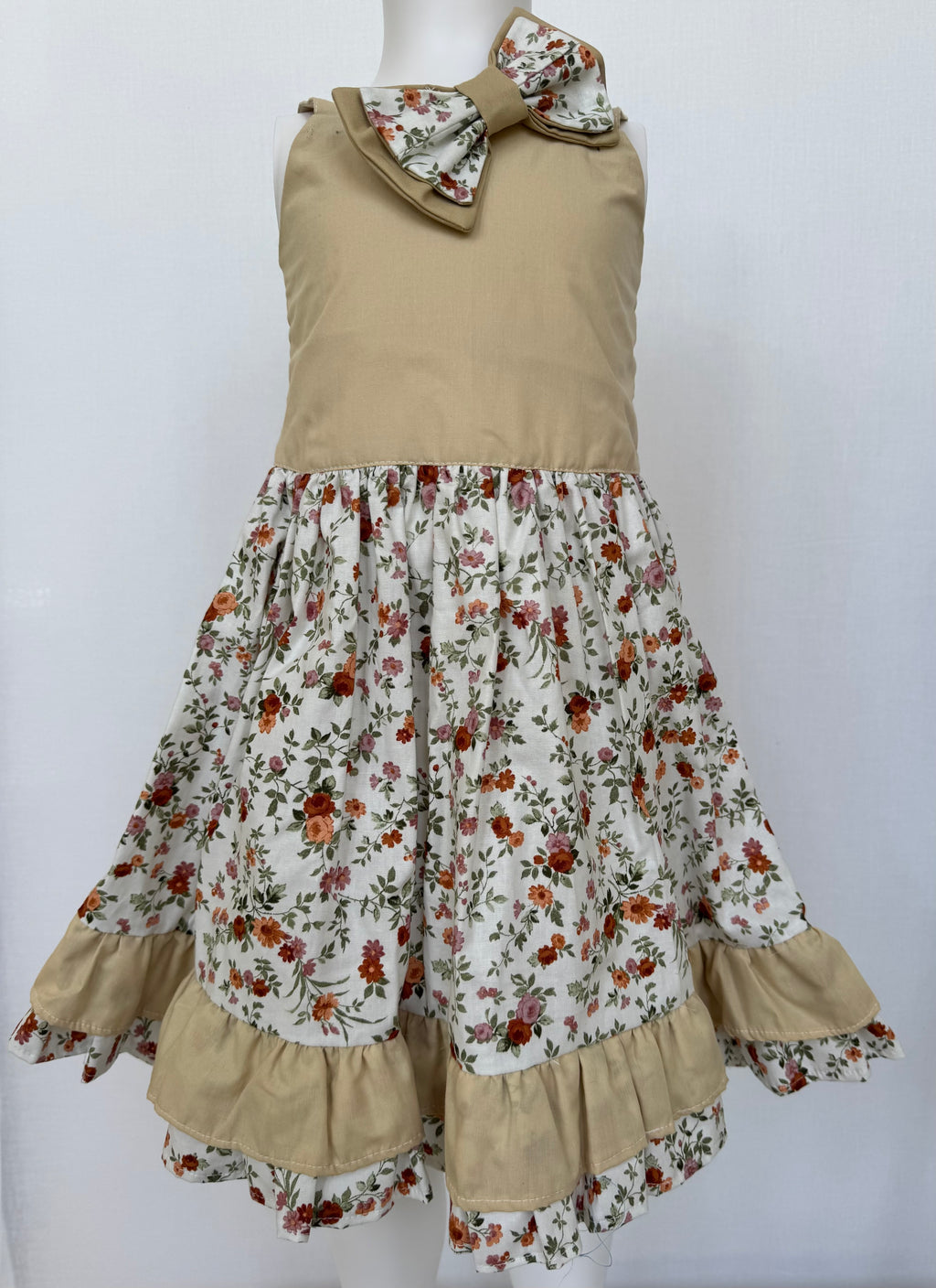 Kids dress, flowers 💐 ruffle bottom. Size: 4-6 years old. Available on pink and beige color.
