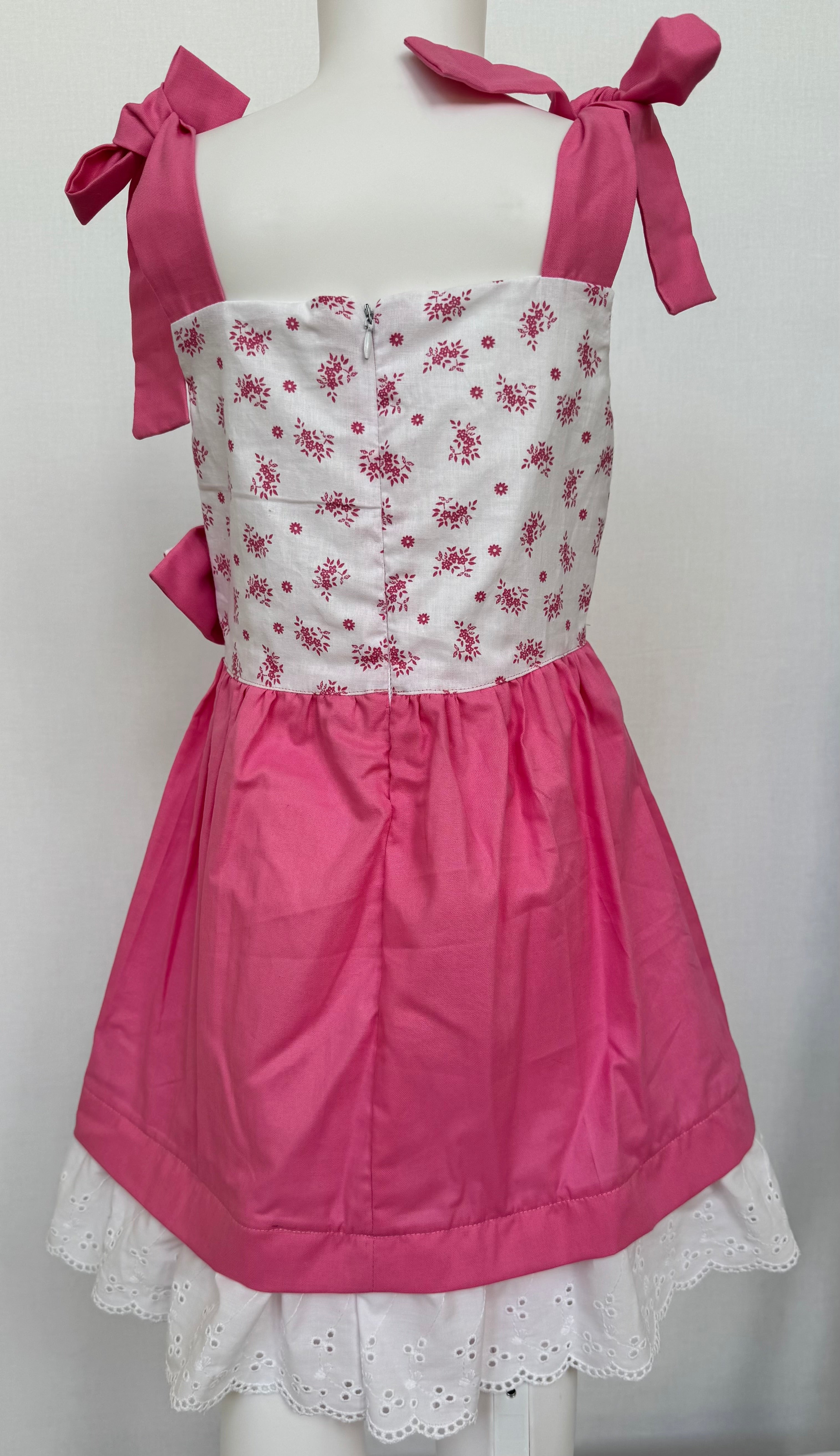 Kids dress, flowers 💐 ruffle bottom. Size: 4-6 years old. Available on pink and beige color.