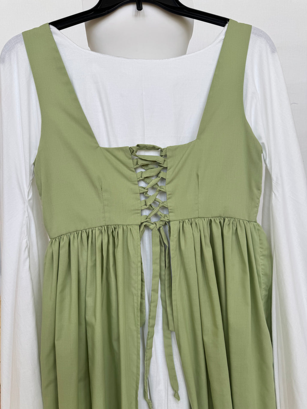 Renaissance maxi dress. 👗 woman’s medium size dress. Green + white color dress. Elegant and comfortable.