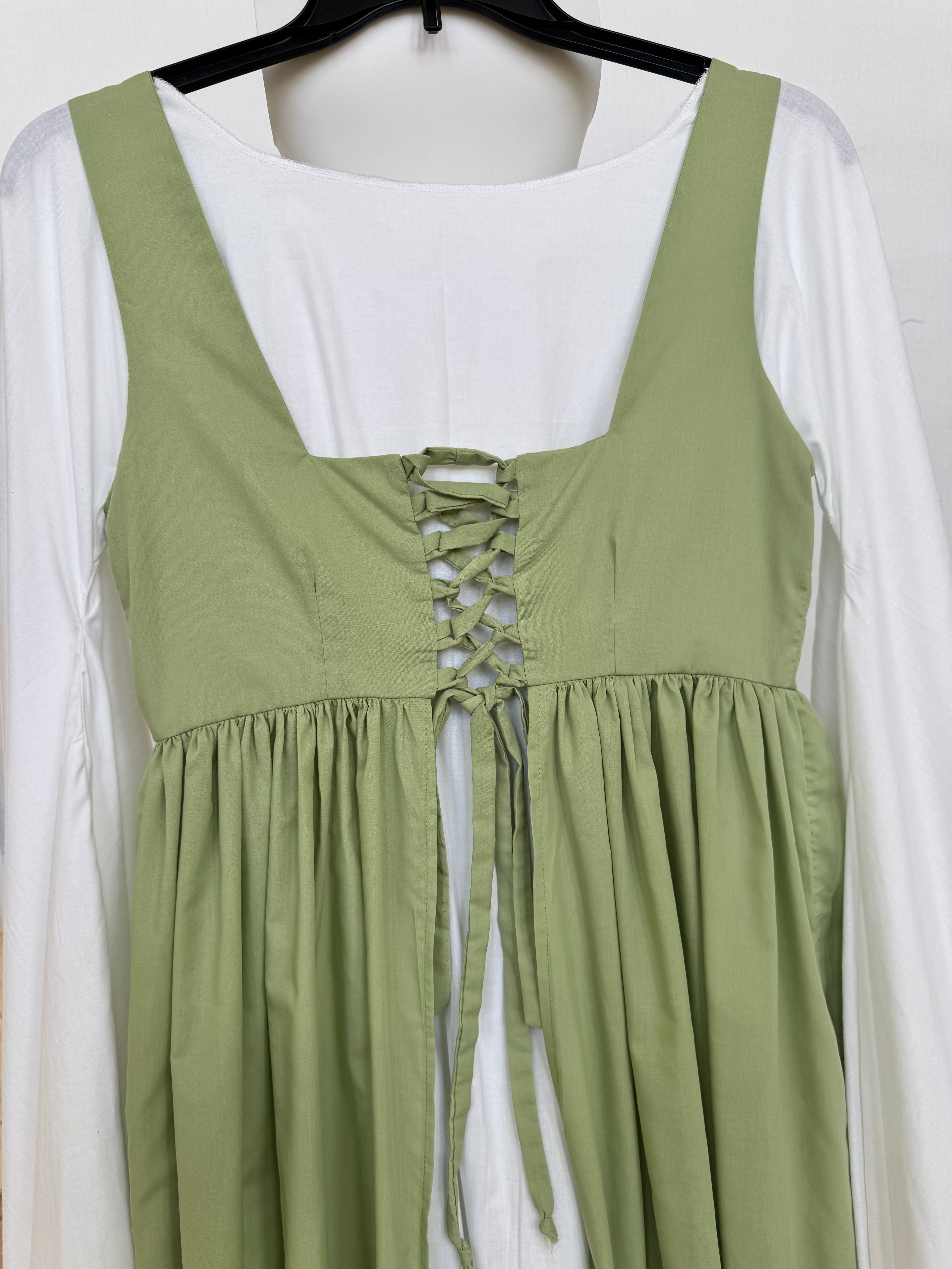 Renaissance maxi dress. 👗 woman’s medium size dress. Green + white color dress. Elegant and comfortable.